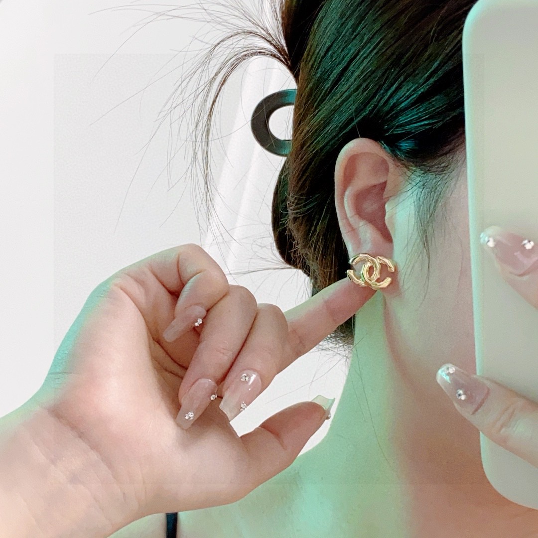 NO:108328,New high-end Chanel Xiaoxiang Double C Simple Golden Small Earrings This earring is really super beautiful, simple to look at, but the wearing effect is good, even the small earlobe like me is very okzp ears are super elegant and suitable for all occasions, jewelry quality, chanel, earrings19860909新款上市高端Chanel 小香双C简约金色小耳钉这款耳环真的超级美看着设计简单但是佩戴效果好看到爆就连我这种小耳垂的也很okzp上耳超气质优雅适合各种场合,饰品精品,chanel,earrings,Jewelry