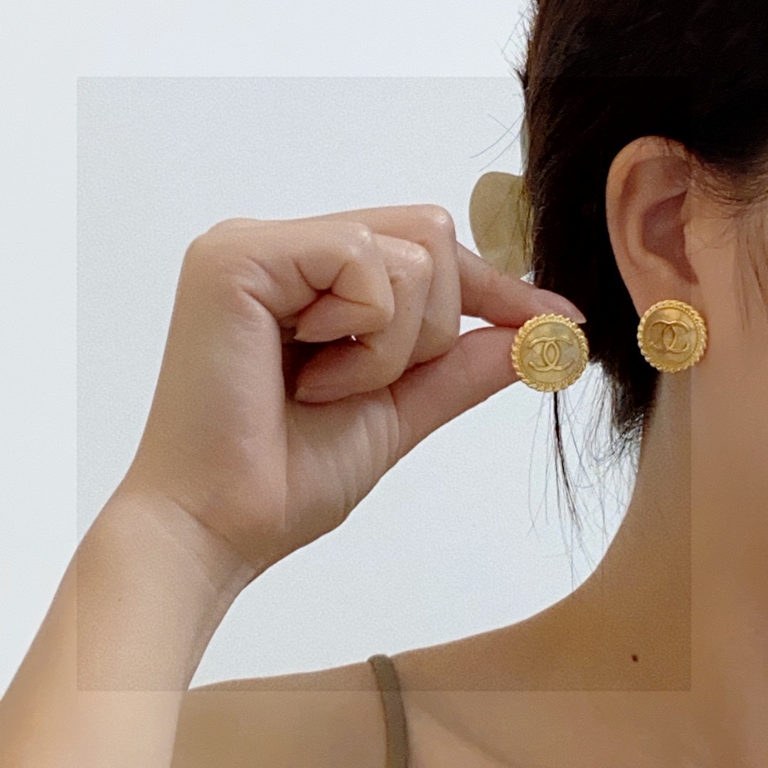 NO:108331,Xiaoxiang CHANEL hot new products, middle-aged gold personalized fashion double C earrings, purchasing level, one to one quality, elegant and elegant design, very modified face shape, youthful and energetic, attracted by this one at a glance, very beautiful color matching, fashionable and playful, very exquisite earrings, jewelry boutique, chanel, earrings19860909小香 CHANEL火爆新品 中古金个性时尚双C耳钉 代购级别 一比一品质 优雅大方精工设计非常修饰脸型 青春活力 一眼就被这款吸引了非常漂亮的颜色搭配时尚又俏皮 好精致耳环,饰品精品,chanel,earrings,Jewelry