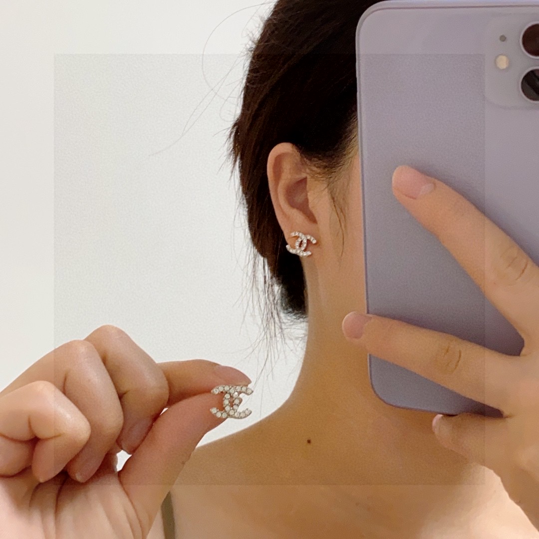 NO:108334,Chanel Xiaoxiang's simple style full-diamond small earrings have been very popular recently. This earring is really super beautiful. It looks simple in design but has a good wearing effect. Even the small earlobe like me is very okzp brass material. The upper ear is super elegant and elegant, the jewelry is boutique, chanel, earrings19860909Chanel 小香简约风格满钻小耳钉最近非常火的一款耳钉这款耳环真的超级美看着设计简单但是佩戴效果好看到爆就连我这种小耳垂的也很okzp黄铜材质 上耳超气质优雅,饰品精品,chanel,earrings,Jewelry