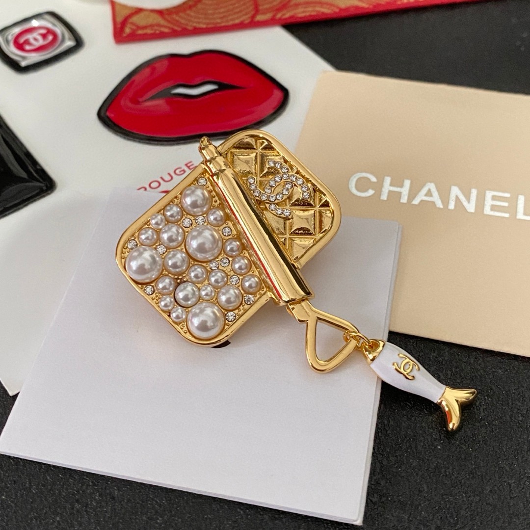 NO:108336,CHANEL Xiaoxiang The latest style of the counter is simultaneously launched with the latest Chanel brooch. Brooch is the jewelry that understands women the most. Women who devote all their efforts to be themselves often cherish the meaning of the brooch more. Ms. Chanel pins the brooch on the hat and tells those fashionable ladies who imitate her [breast is very practical. It can be pinned on the suit collar, pocket, hat, belt or evening dress., jewelry boutique, chanel, chanel, business suit, brooch, breastpin, hats19860909CHANEL小香 专柜最新款同步上新香奈儿最新款胸针 胸针,是最懂女人的饰物.那些倾注了全部心血去做自己的女人,往往更珍惜胸针的意义.香奈儿女士把胸针别在帽子上,并告诉那些模仿她的时髦女士们[ 胸针可是非常实用,它可以别在西装领上、口袋上、帽子上、腰带上或者是晚礼服上.,饰品精品,chanel,chanel,business suit,brooch，breastpin,hats,Jewelry