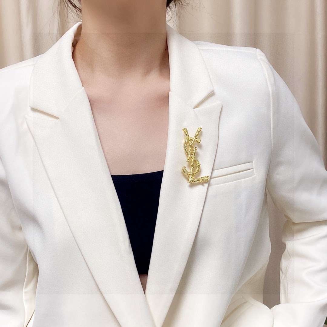 The Significance of Women’s Brooches in Fashion and Practicality - 图片 2