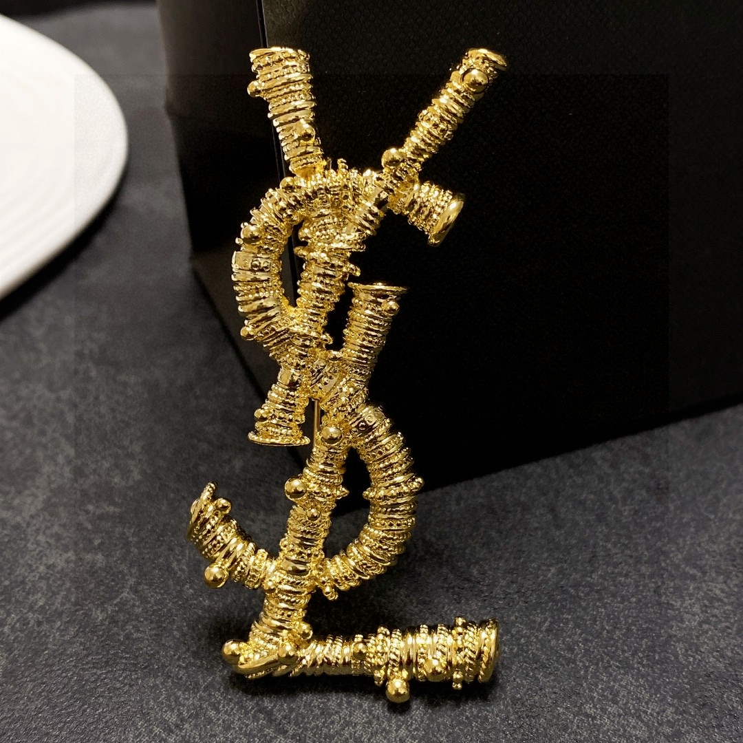 The Significance of Women’s Brooches in Fashion and Practicality - 图片 3