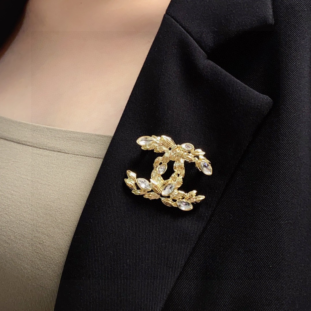 NO:108321,CHANEL Xiaoxiang The new style of the counter synchronous wheat ears inlaid with diamonds Chanel brooch is the most familiar with women. Women who devote all their efforts to be themselves often cherish the meaning of the brooch more. Ms. Chanel pinned the brooch on the hat and told those fashionable ladies who imitated her [breasts are very practical, they can be pinned on the suit collar, pocket, hat, belt or evening dress, jewelry boutique, chanel, chanel, business suit, brooch, breastpin, hats19860909CHANEL小香 专柜新款同步麦穗镶钻香奈儿胸针,是最懂女人的饰物.那些倾注了全部心血去做自己的女人,往往更珍惜胸针的意义.香奈儿女士把胸针别在帽子上,并告诉那些模仿她的时髦女士们[胸针可是非常实用,它可以别在西装领上、口袋上、帽子上、腰带上或者是晚礼服上,饰品精品,chanel,chanel,business suit,brooch，breastpin,hats,Jewelry