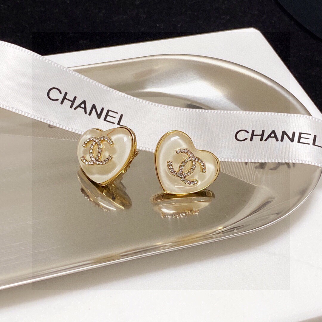 p60 Chanel 🇫🇷香奈儿经典爱心💗双C耳钉 这款随意搭配都是非常好看百搭时尚单品 🎁日常款 很修饰脸型 很上档次的 很优雅气质 香香的耳钉实在是太精致了、淑女大气 真的🥰🥰🥰       黄铜材质 9.25银针💙.