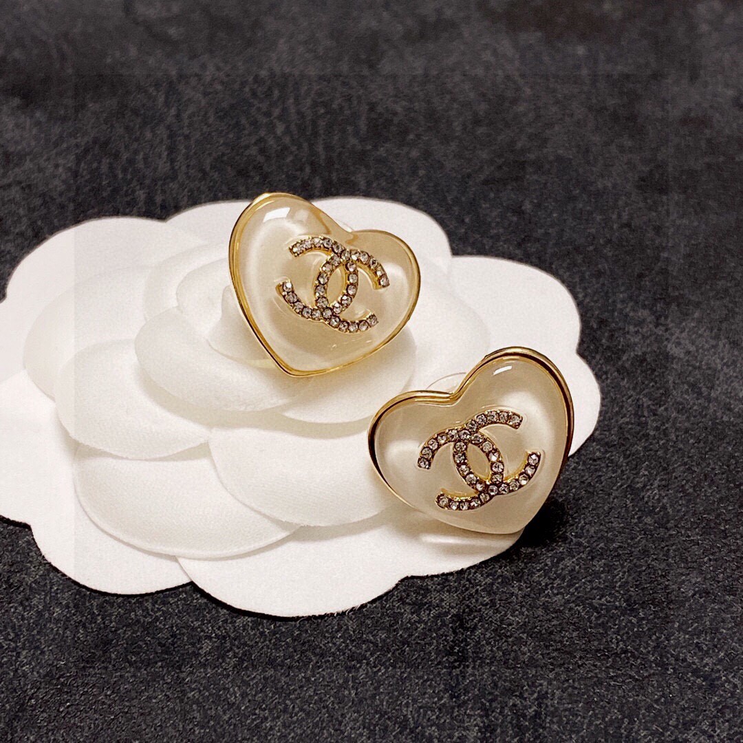 p60 Chanel 🇫🇷香奈儿经典爱心💗双C耳钉 这款随意搭配都是非常好看百搭时尚单品 🎁日常款 很修饰脸型 很上档次的 很优雅气质 香香的耳钉实在是太精致了、淑女大气 真的🥰🥰🥰       黄铜材质 9.25银针💙.