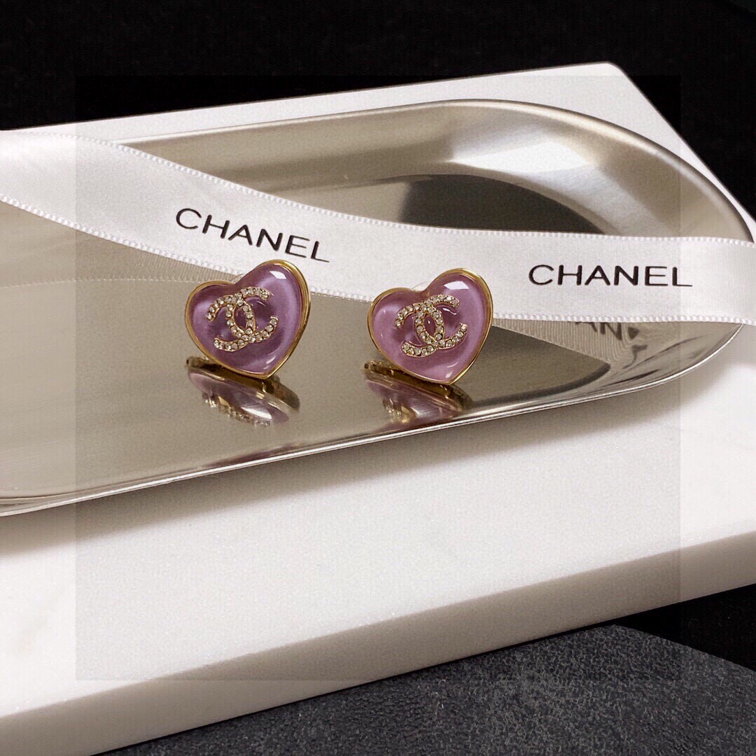 p60 Chanel 🇫🇷香奈儿经典紫色爱心💗双C耳钉 这款随意搭配都是非常好看百搭时尚单品 🎁日常款 很修饰脸型 很上档次的 很优雅气质 香香的耳钉实在是太精致了、淑女大气 真的🥰🥰🥰       黄铜材质 9.25银针💙