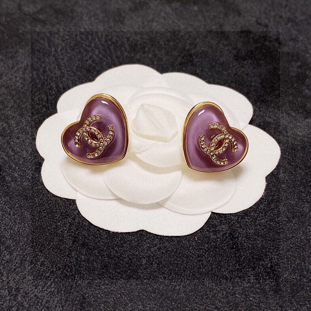 p60 Chanel 🇫🇷香奈儿经典紫色爱心💗双C耳钉 这款随意搭配都是非常好看百搭时尚单品 🎁日常款 很修饰脸型 很上档次的 很优雅气质 香香的耳钉实在是太精致了、淑女大气 真的🥰🥰🥰       黄铜材质 9.25银针💙