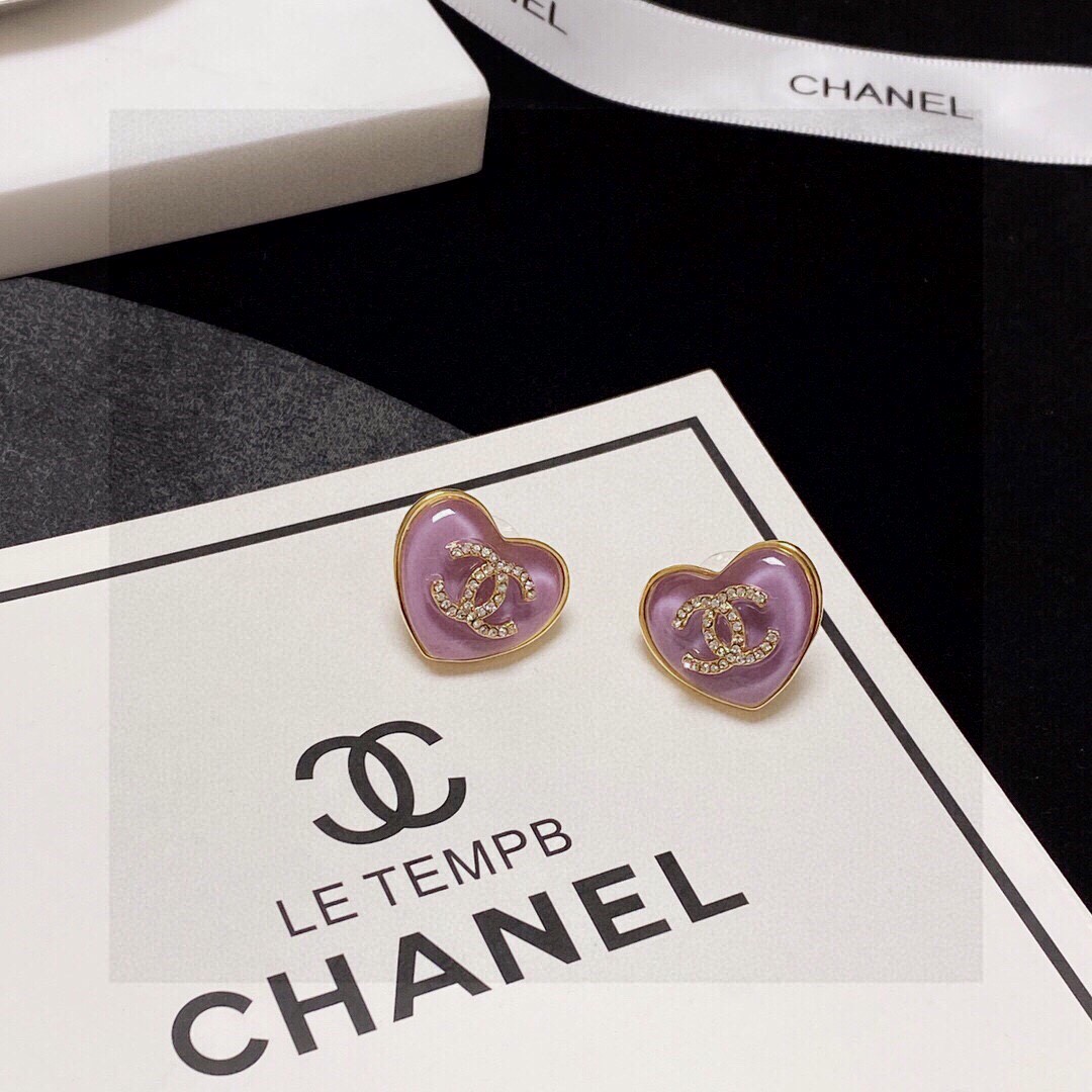 p60 Chanel 🇫🇷香奈儿经典紫色爱心💗双C耳钉 这款随意搭配都是非常好看百搭时尚单品 🎁日常款 很修饰脸型 很上档次的 很优雅气质 香香的耳钉实在是太精致了、淑女大气 真的🥰🥰🥰       黄铜材质 9.25银针💙