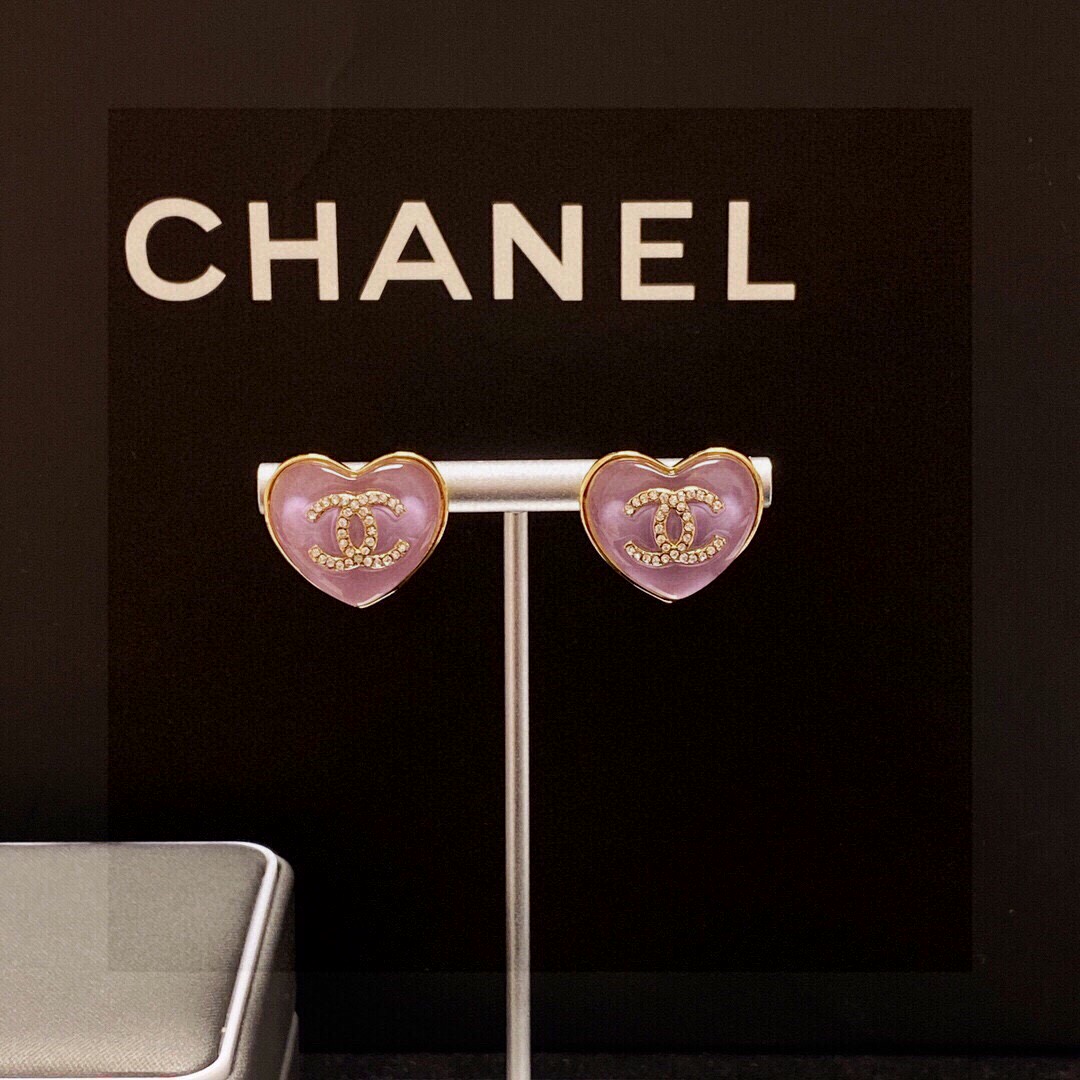 p60 Chanel 🇫🇷香奈儿经典紫色爱心💗双C耳钉 这款随意搭配都是非常好看百搭时尚单品 🎁日常款 很修饰脸型 很上档次的 很优雅气质 香香的耳钉实在是太精致了、淑女大气 真的🥰🥰🥰       黄铜材质 9.25银针💙