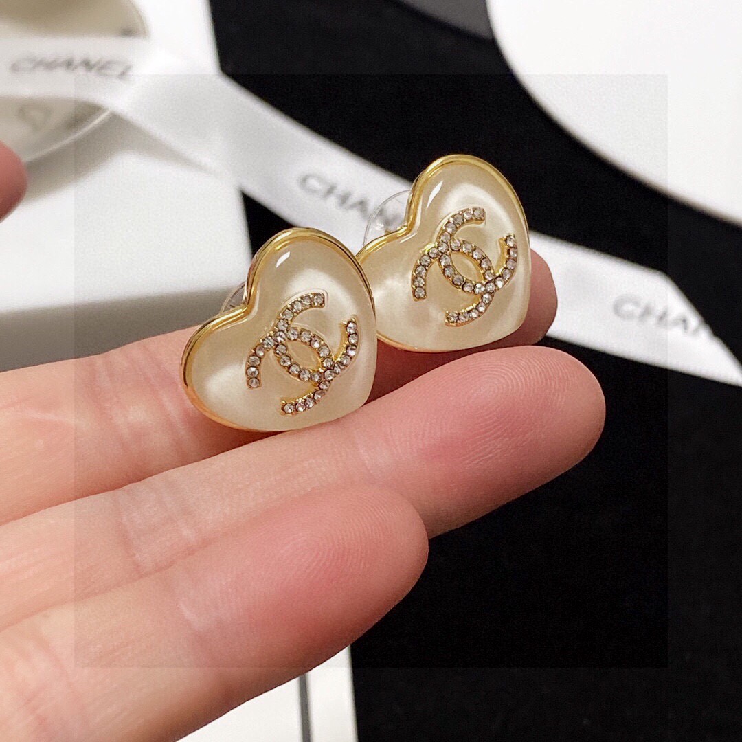 p60 Chanel 🇫🇷香奈儿经典爱心💗双C耳钉 这款随意搭配都是非常好看百搭时尚单品 🎁日常款 很修饰脸型 很上档次的 很优雅气质 香香的耳钉实在是太精致了、淑女大气 真的🥰🥰🥰       黄铜材质 9.25银针💙.