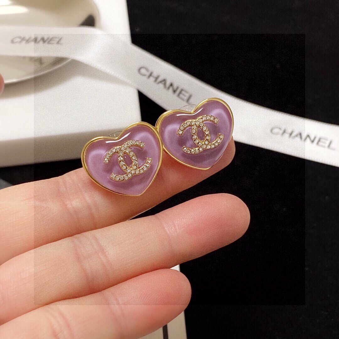 p60 Chanel 🇫🇷香奈儿经典紫色爱心💗双C耳钉 这款随意搭配都是非常好看百搭时尚单品 🎁日常款 很修饰脸型 很上档次的 很优雅气质 香香的耳钉实在是太精致了、淑女大气 真的🥰🥰🥰       黄铜材质 9.25银针💙