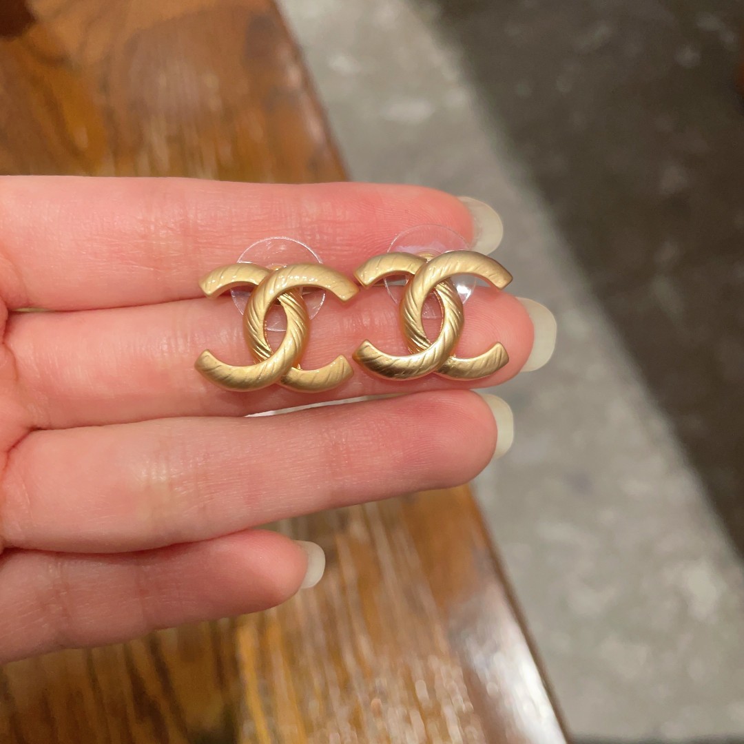 P50 Chanel香奈儿 中古 耳钉👀小香家的款式真心无需多介绍😘🎶每一款都超好看，精致大方，非常显气质