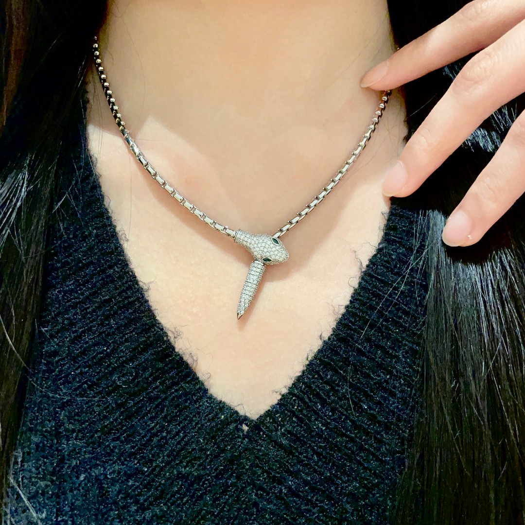 💘精工版本👑BVLGARI宝格丽蛇项链✨以令人沉醉的绝妙设计捕捉Ser💰enti的魅力、诱惑和迷人的性感💖以此向其灵兽致敬.梨形明亮式切割钻石尽显极致光芒 带原版logo