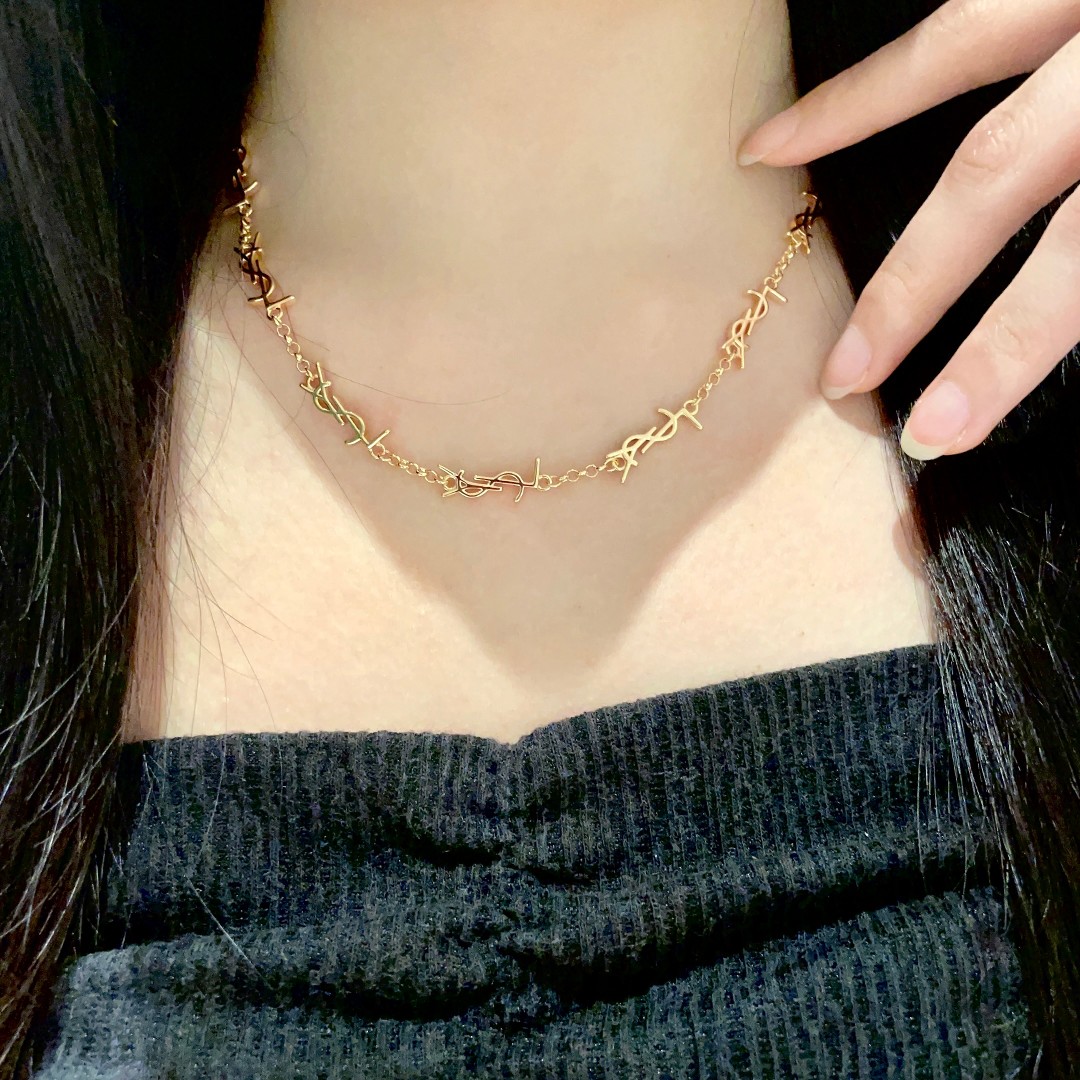 💰238⭕️新款YSL 圣罗兰项链👍原装黄铜材质 Yves Saint Laurent 创立于1961年 优雅抽象大胆别致的设计风格使它成为奢华时尚界著名的品牌之一。引领精致、时尚、新颖的法国时尚风格。高品质 💎