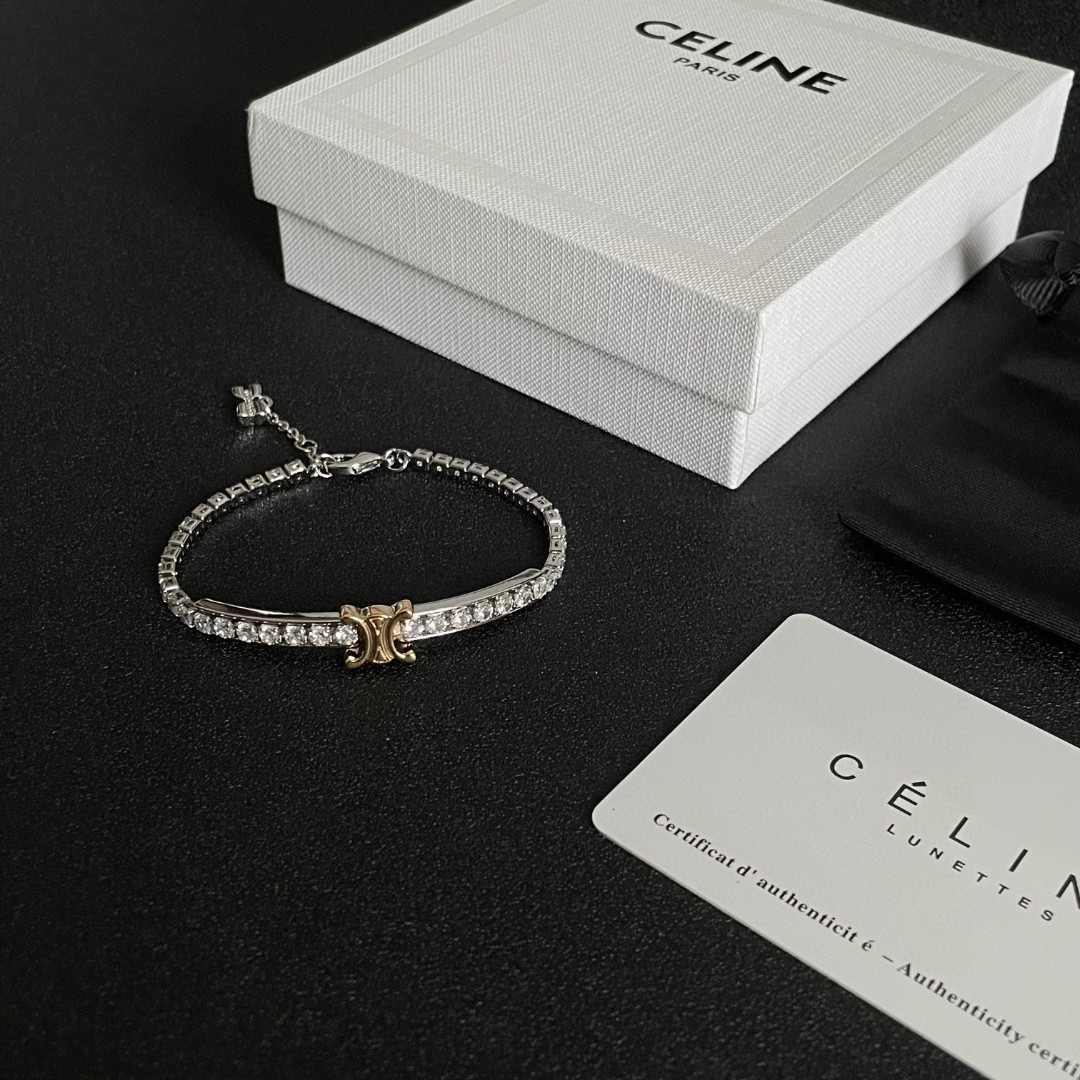  Celine 赛琳 手链 一直是简约时尚界的标杆大胆的设计 百看不厌▪️搭配起来更Fashion ✨.