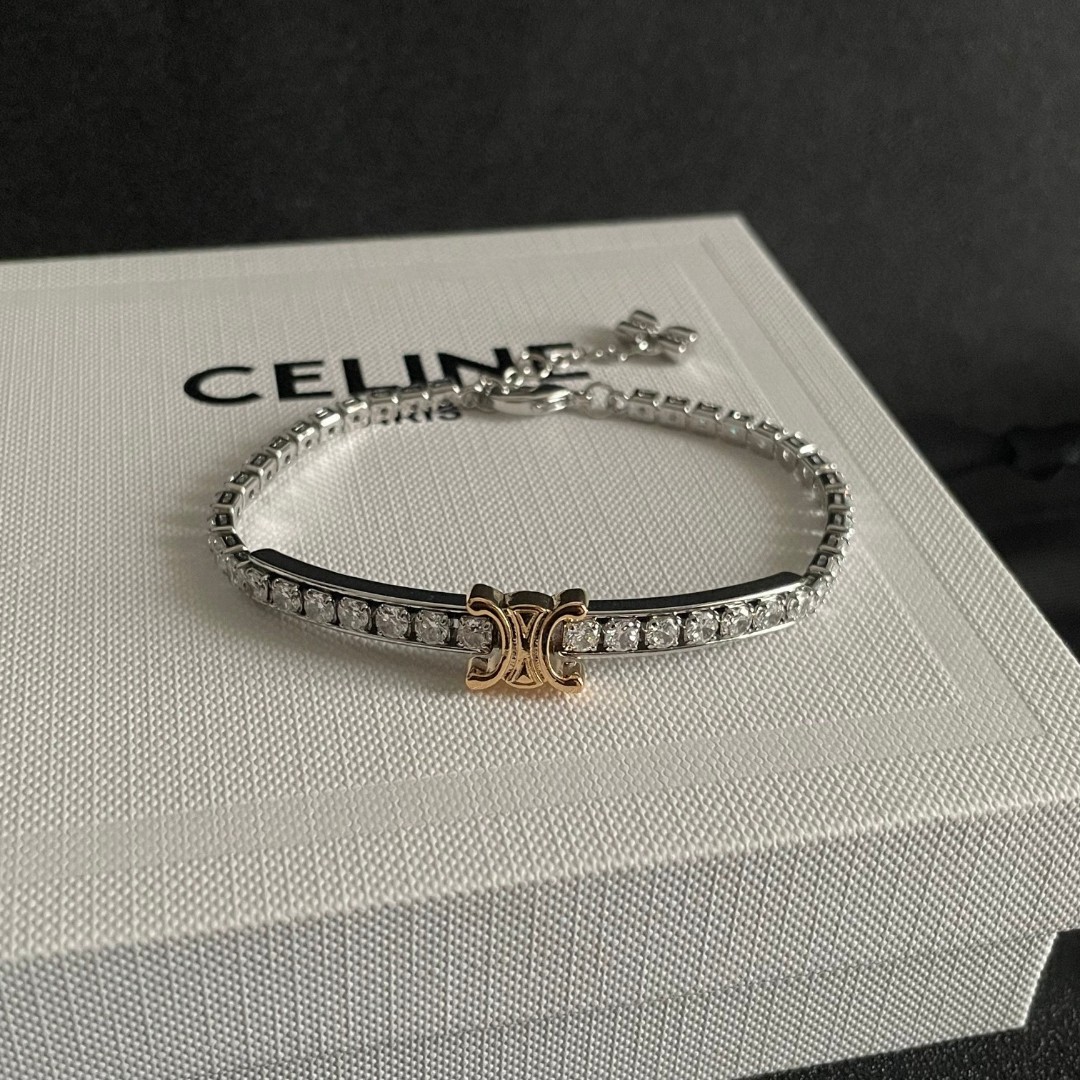  Celine 赛琳 手链 一直是简约时尚界的标杆大胆的设计 百看不厌▪️搭配起来更Fashion ✨.