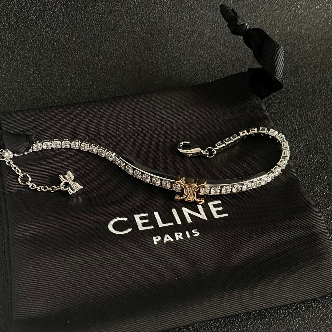  Celine 赛琳 手链 一直是简约时尚界的标杆大胆的设计 百看不厌▪️搭配起来更Fashion ✨.