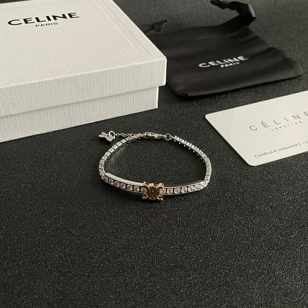  Celine 赛琳 手链 一直是简约时尚界的标杆大胆的设计 百看不厌▪️搭配起来更Fashion ✨.