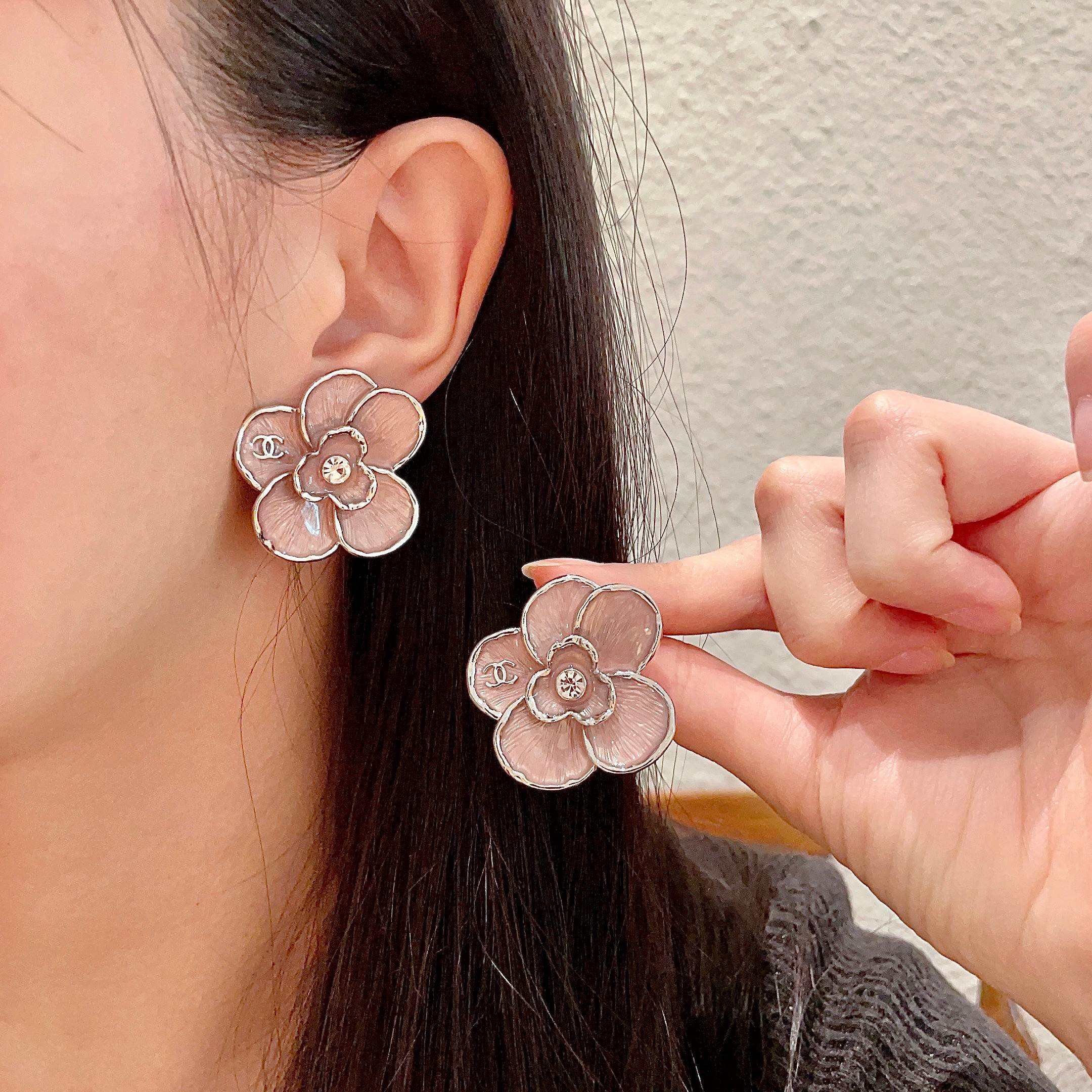  Chanel香奈儿 中古 双C耳钉👀原版复刻logo 小香家的款式真心无需多介绍😘🎶每一款都超好看，精