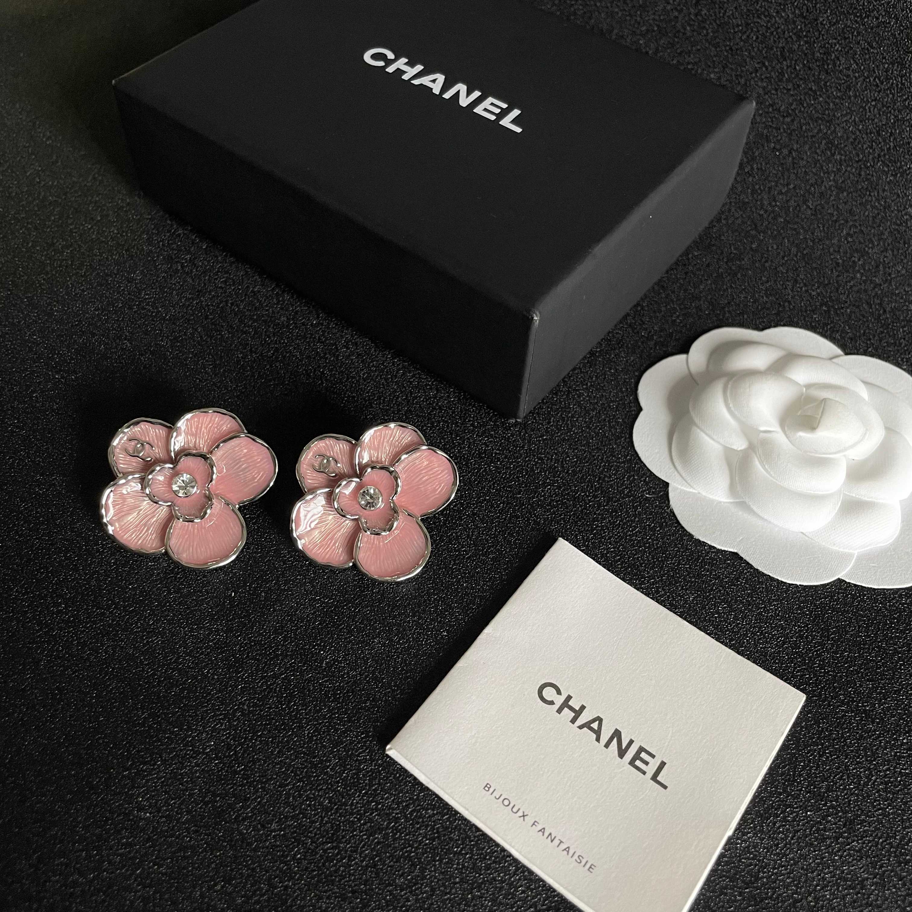  Chanel香奈儿 中古 双C耳钉👀原版复刻logo 小香家的款式真心无需多介绍😘🎶每一款都超好看，精