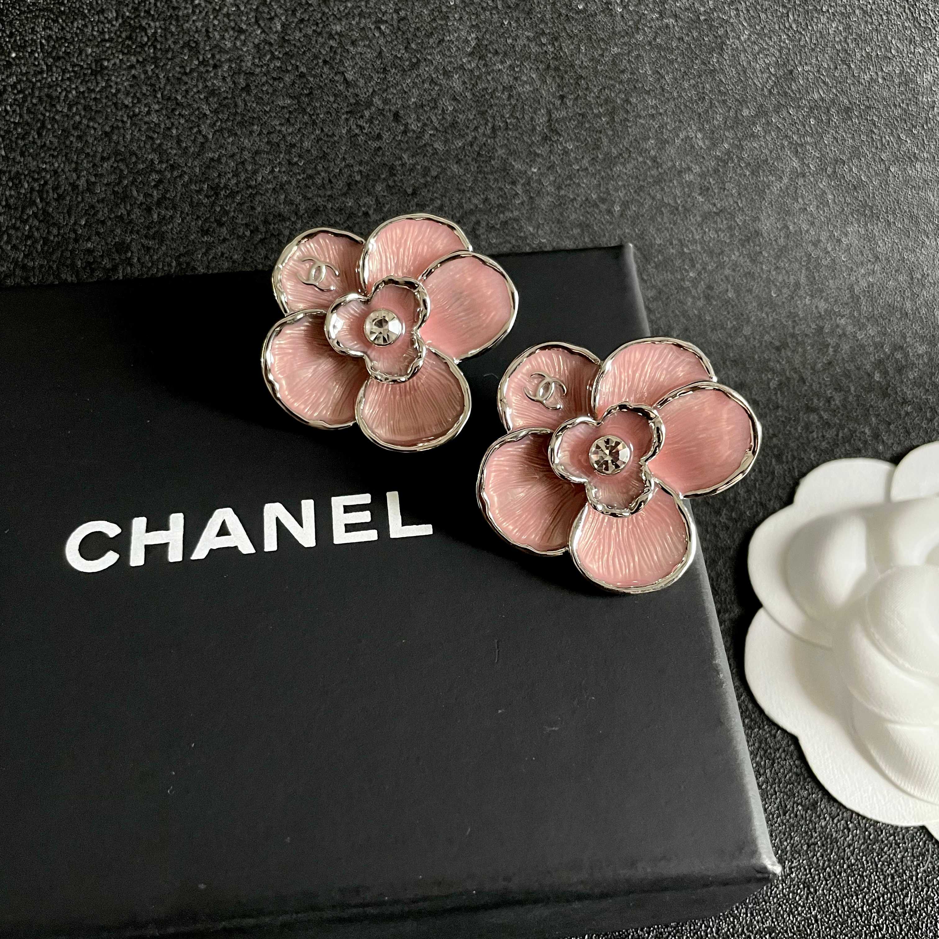  Chanel香奈儿 中古 双C耳钉👀原版复刻logo 小香家的款式真心无需多介绍😘🎶每一款都超好看，精