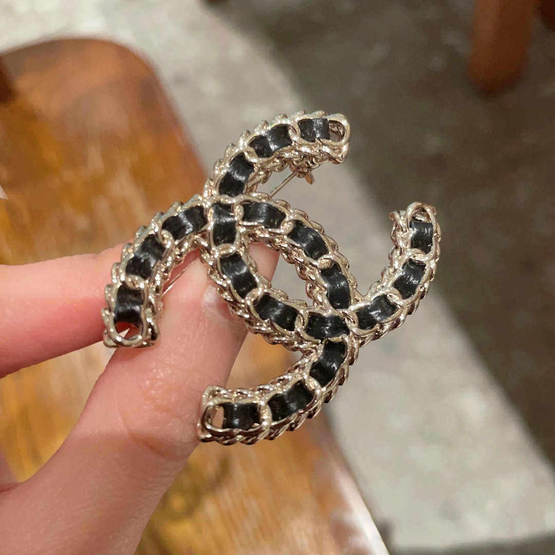  CHANEL🇫🇷小香 专柜新款同步上新香奈儿胸针，是最懂女人的饰物。那些倾注了全部心血去做自己的女人，