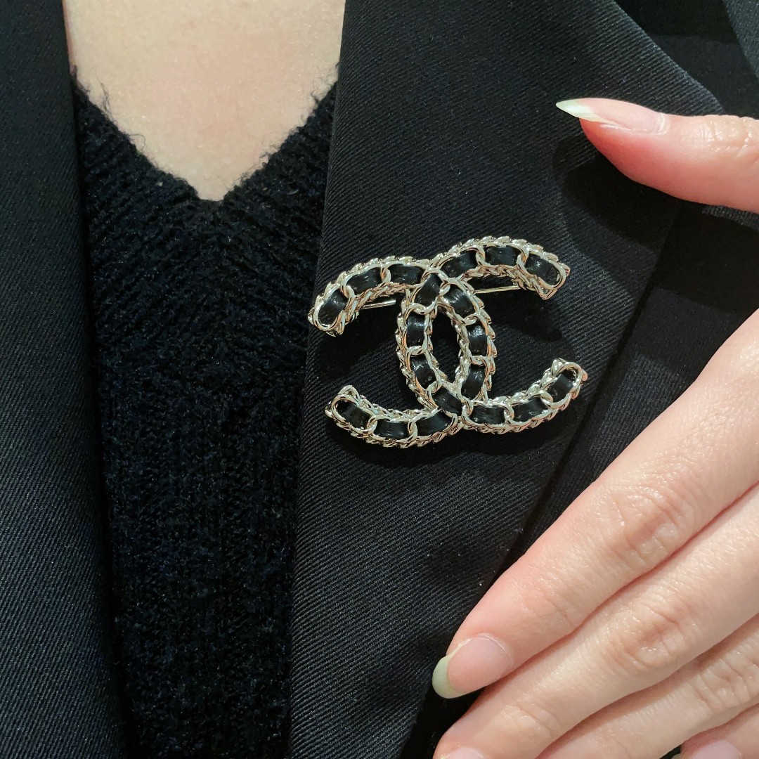  CHANEL🇫🇷小香 专柜新款同步上新香奈儿胸针，是最懂女人的饰物。那些倾注了全部心血去做自己的女人，