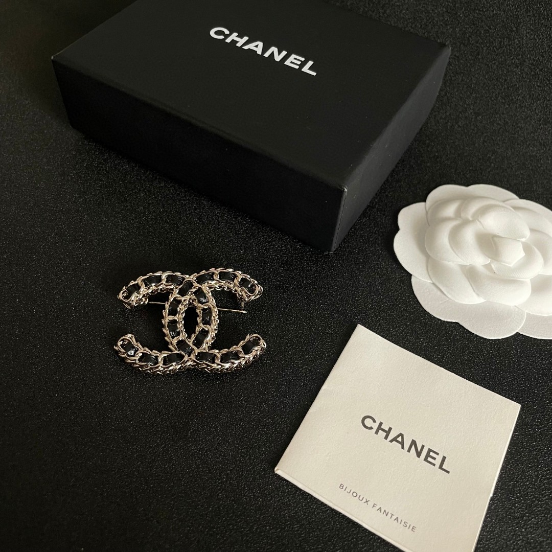  CHANEL🇫🇷小香 专柜新款同步上新香奈儿胸针，是最懂女人的饰物。那些倾注了全部心血去做自己的女人，