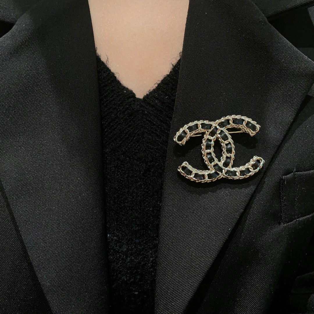  CHANEL🇫🇷小香 专柜新款同步上新香奈儿胸针，是最懂女人的饰物。那些倾注了全部心血去做自己的女人，