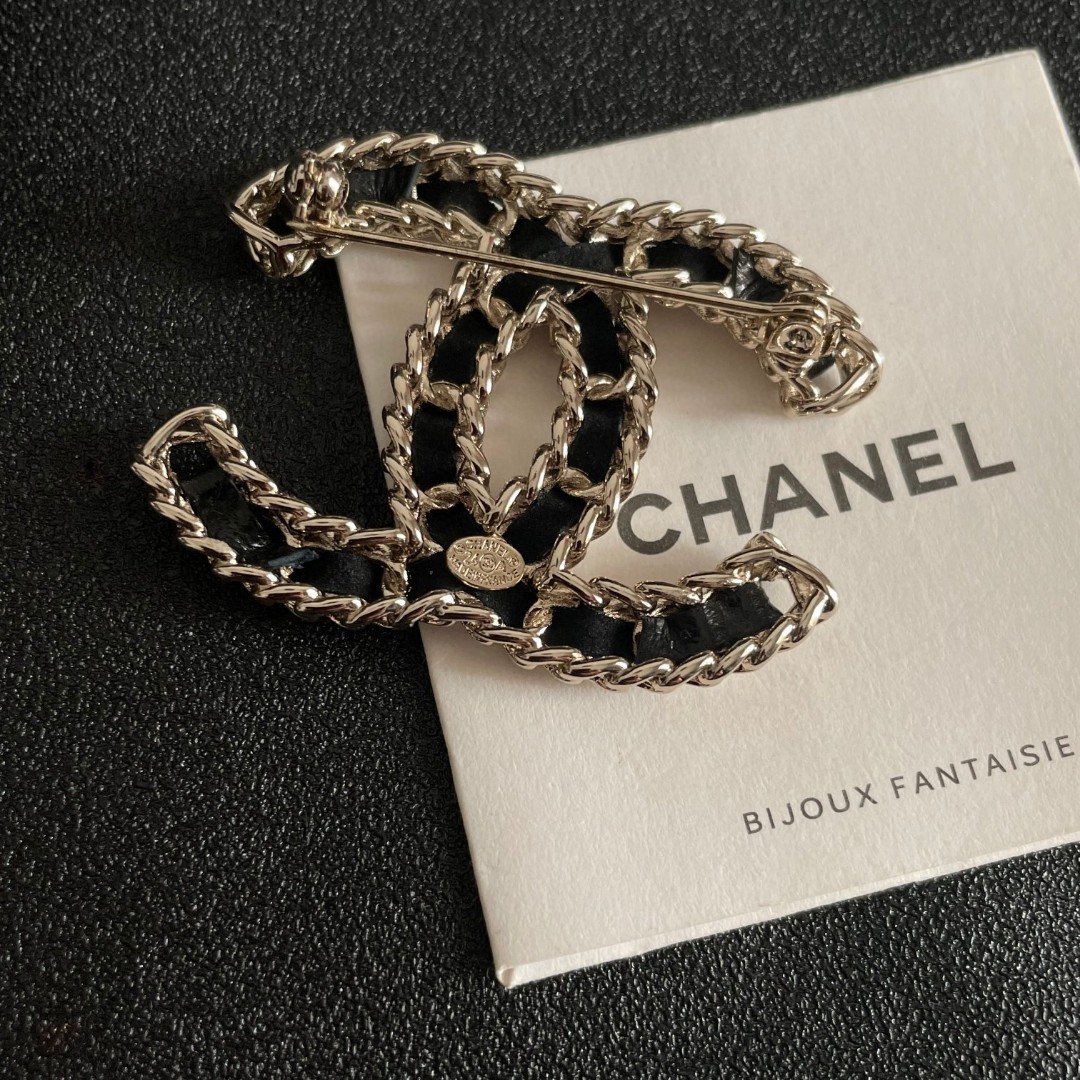  CHANEL🇫🇷小香 专柜新款同步上新香奈儿胸针，是最懂女人的饰物。那些倾注了全部心血去做自己的女人，