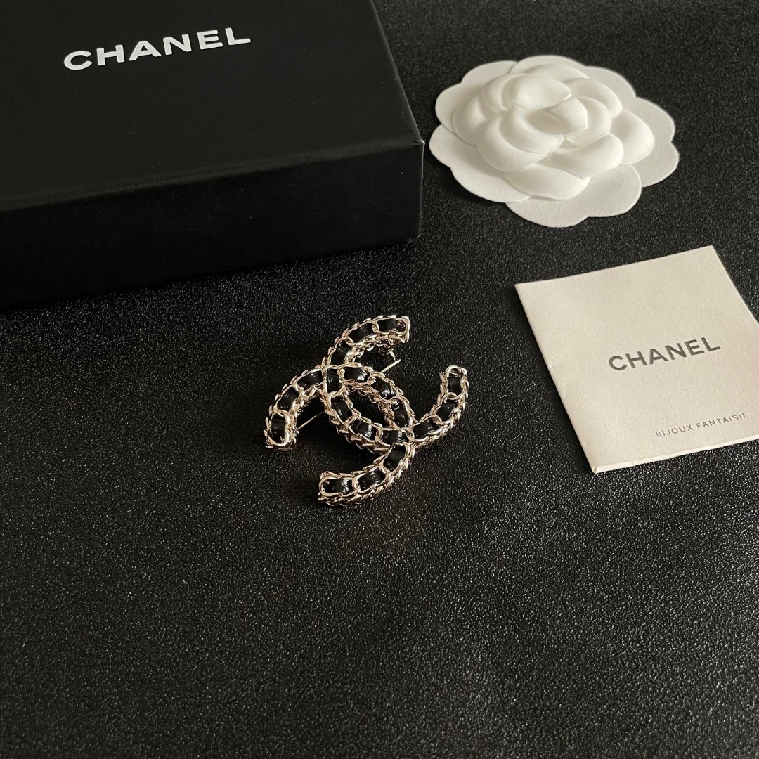  CHANEL🇫🇷小香 专柜新款同步上新香奈儿胸针，是最懂女人的饰物。那些倾注了全部心血去做自己的女人，