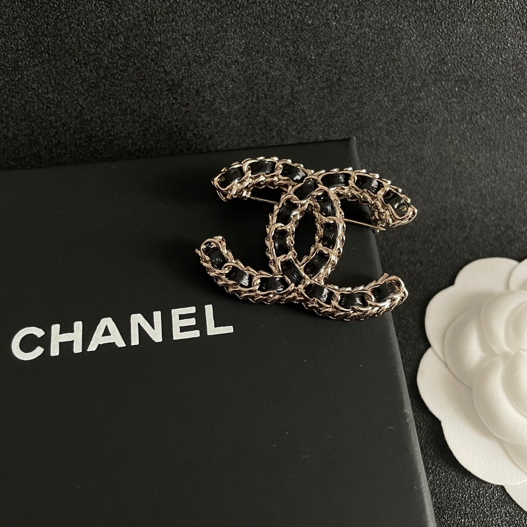  CHANEL🇫🇷小香 专柜新款同步上新香奈儿胸针，是最懂女人的饰物。那些倾注了全部心血去做自己的女人，