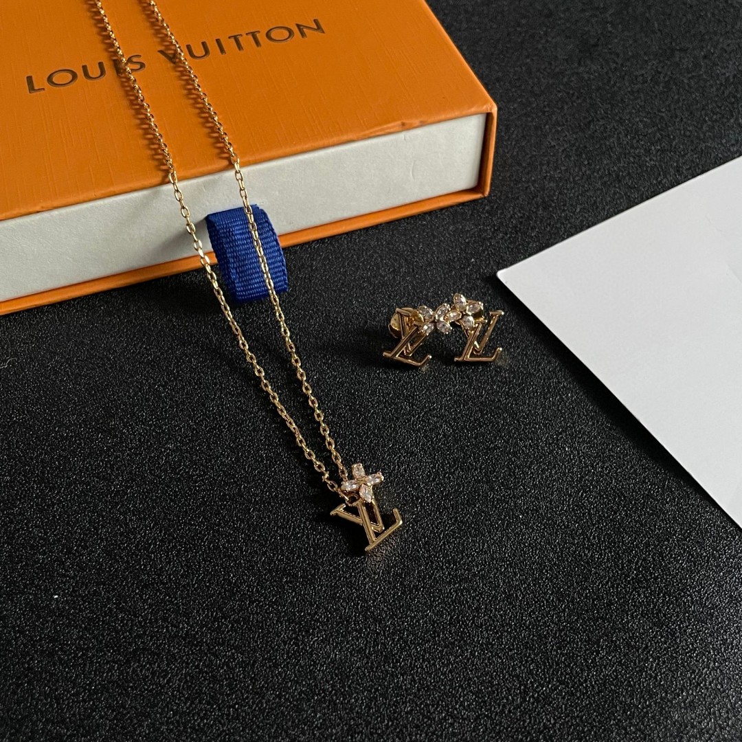 💥💥💥LOUISVUITTON以 经典花纹图案设计 双花 款设计方式吊坠LV品牌标志设计，经典标志理念、
