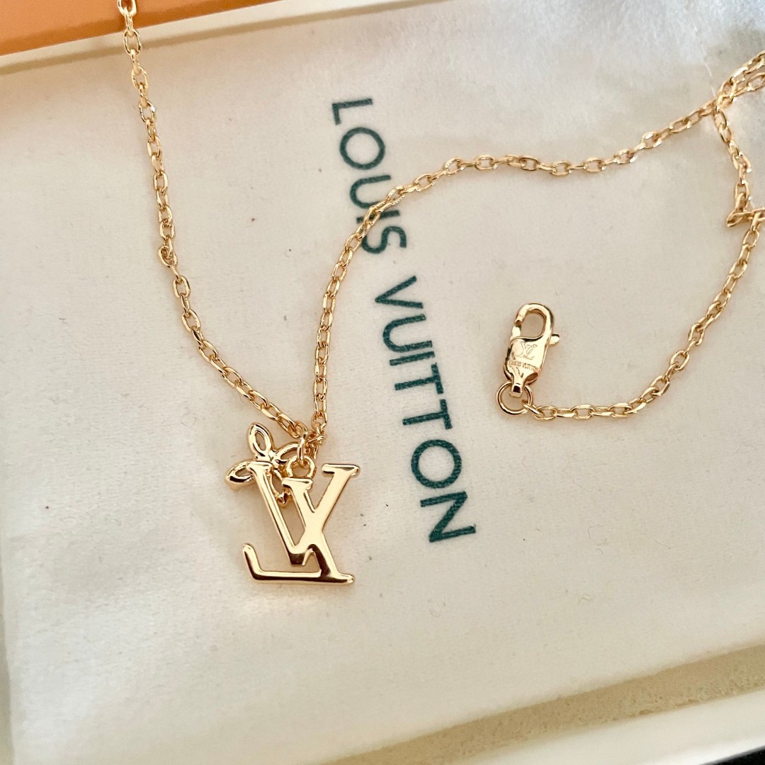 💥💥💥LOUISVUITTON以 经典花纹图案设计 双花 款设计方式吊坠LV品牌标志设计，经典标志理念、