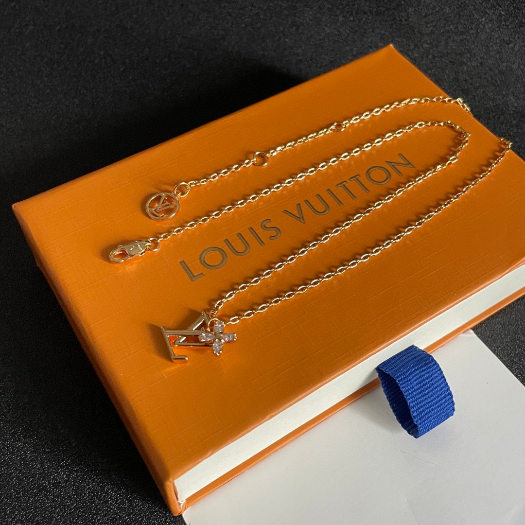 💥💥💥LOUISVUITTON以 经典花纹图案设计 双花 款设计方式吊坠LV品牌标志设计，经典标志理念、