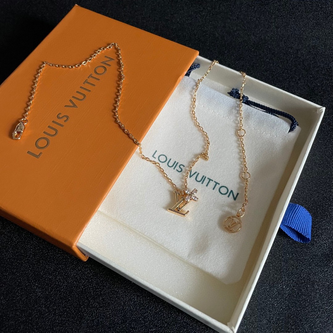 💥💥💥LOUISVUITTON以 经典花纹图案设计 双花 款设计方式吊坠LV品牌标志设计，经典标志理念、