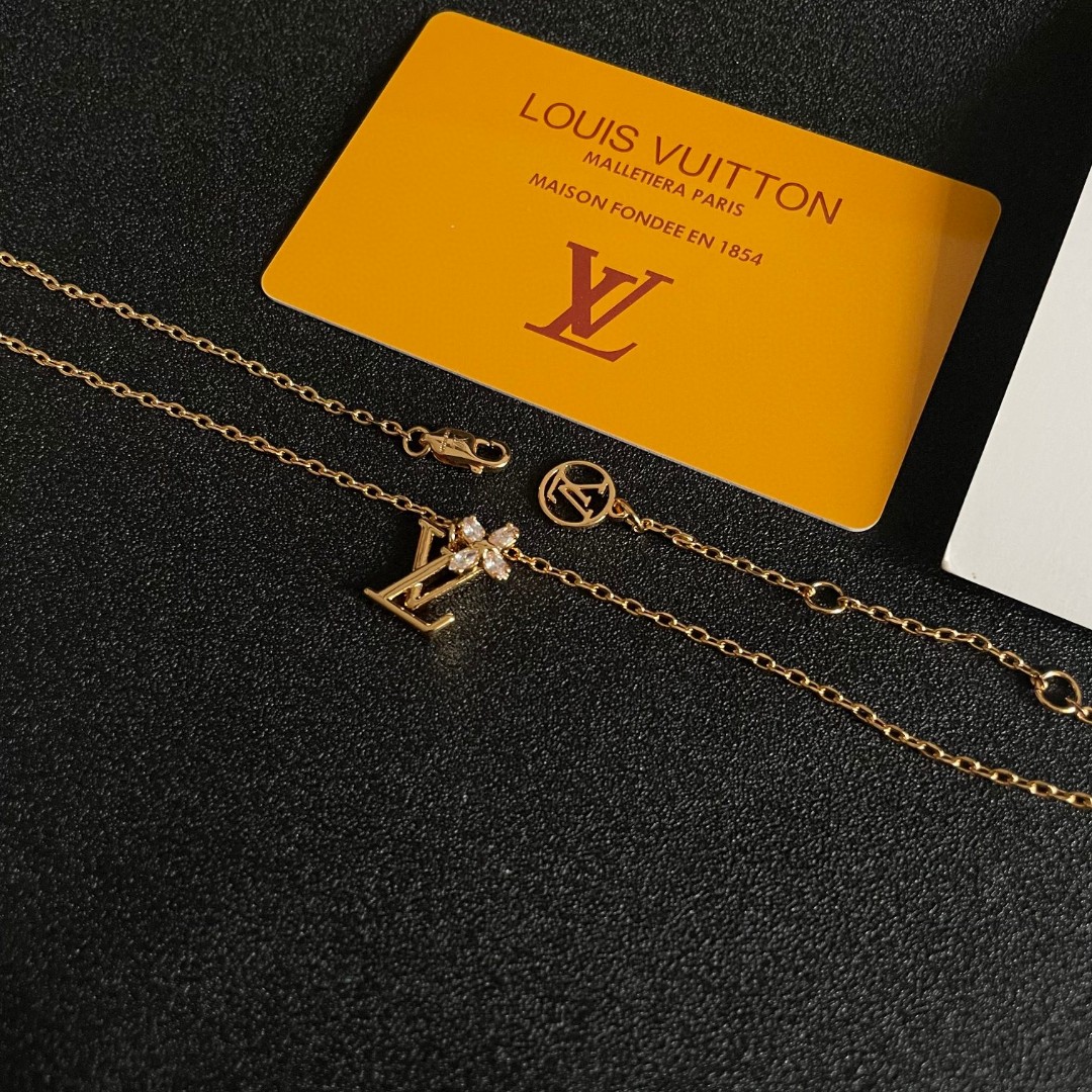 💥💥💥LOUISVUITTON以 经典花纹图案设计 双花 款设计方式吊坠LV品牌标志设计，经典标志理念、