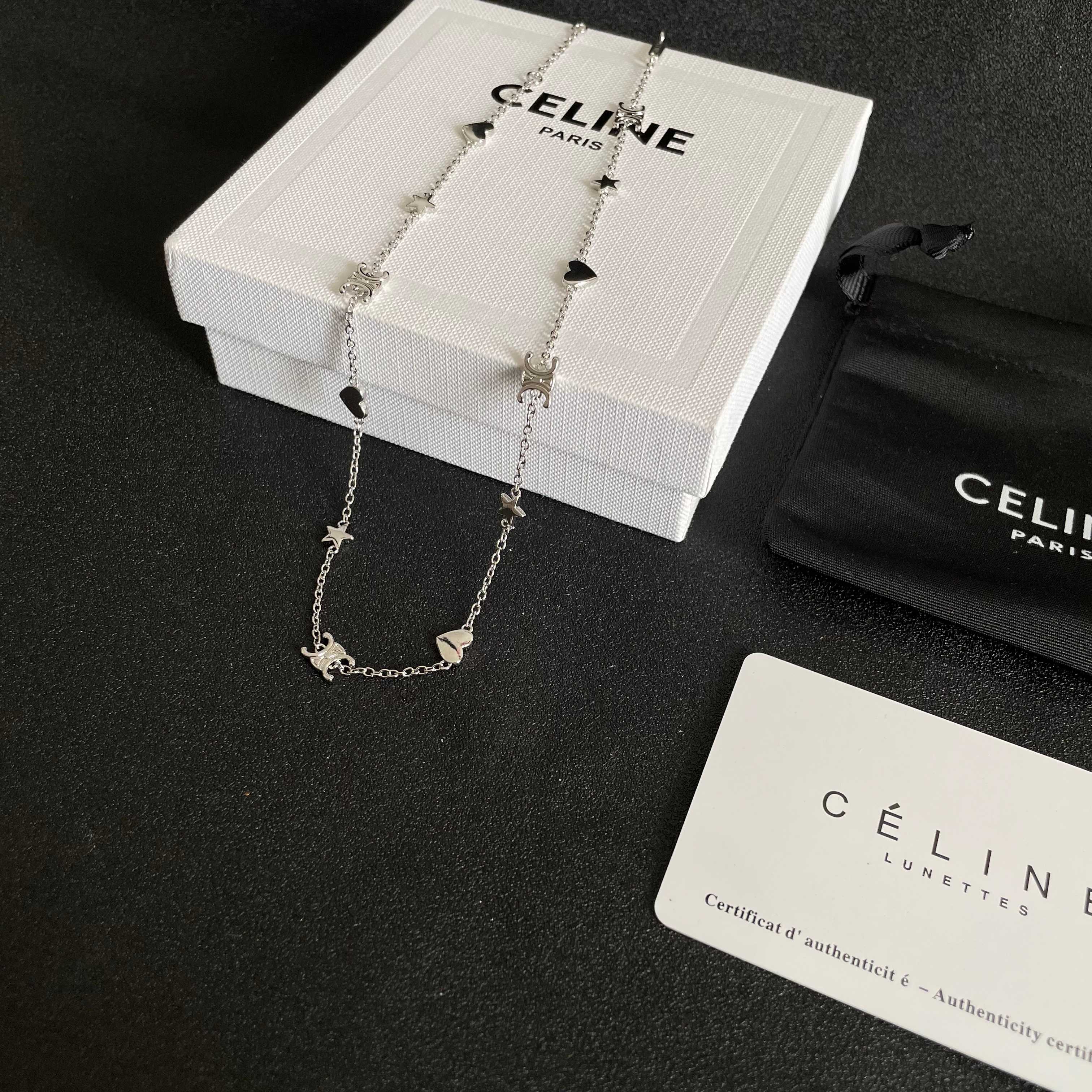  Celine 赛琳 项链 一直是简约时尚界的标杆大胆的设计 百看不厌▪️搭配起来更Fashion ✨.