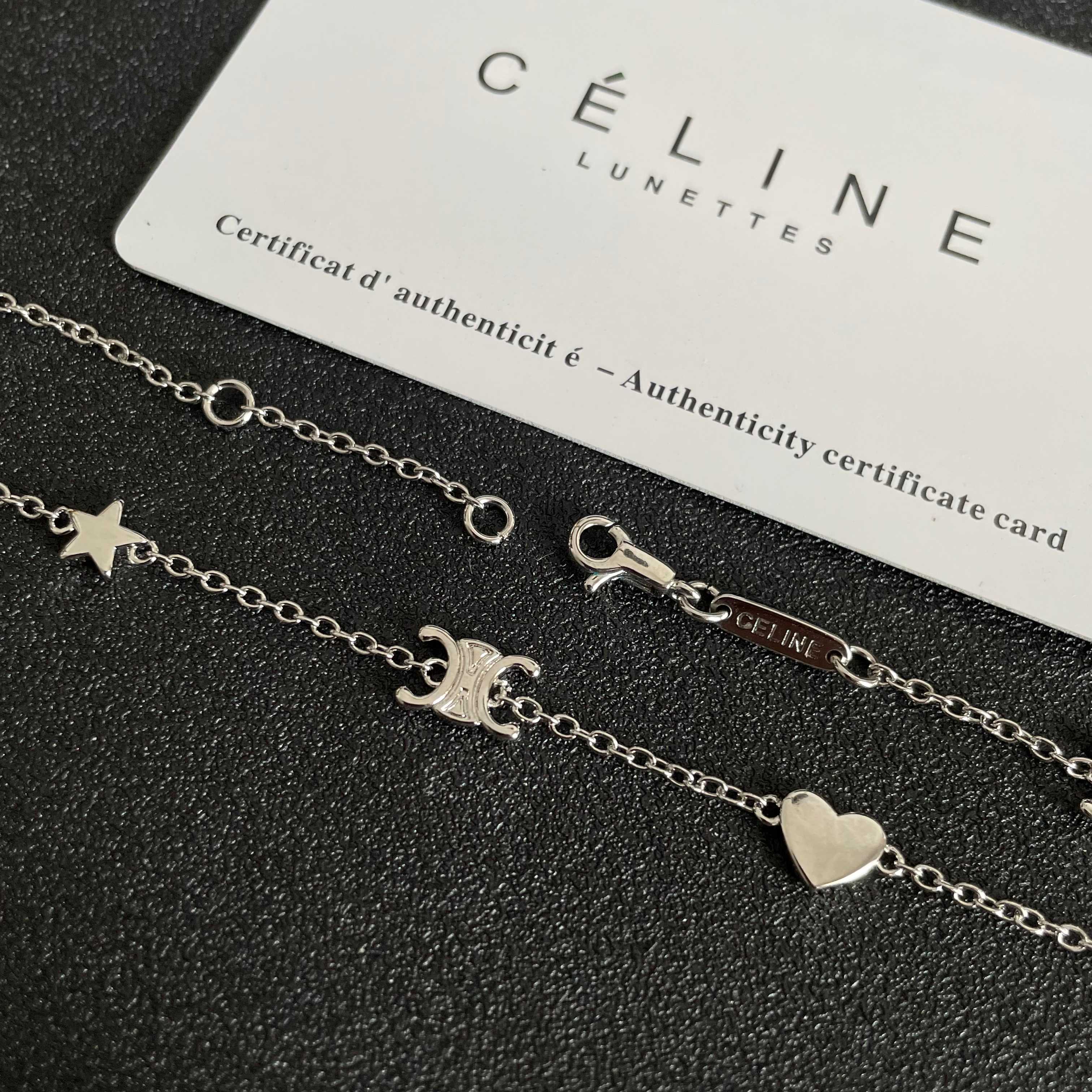  Celine 赛琳 项链 一直是简约时尚界的标杆大胆的设计 百看不厌▪️搭配起来更Fashion ✨.