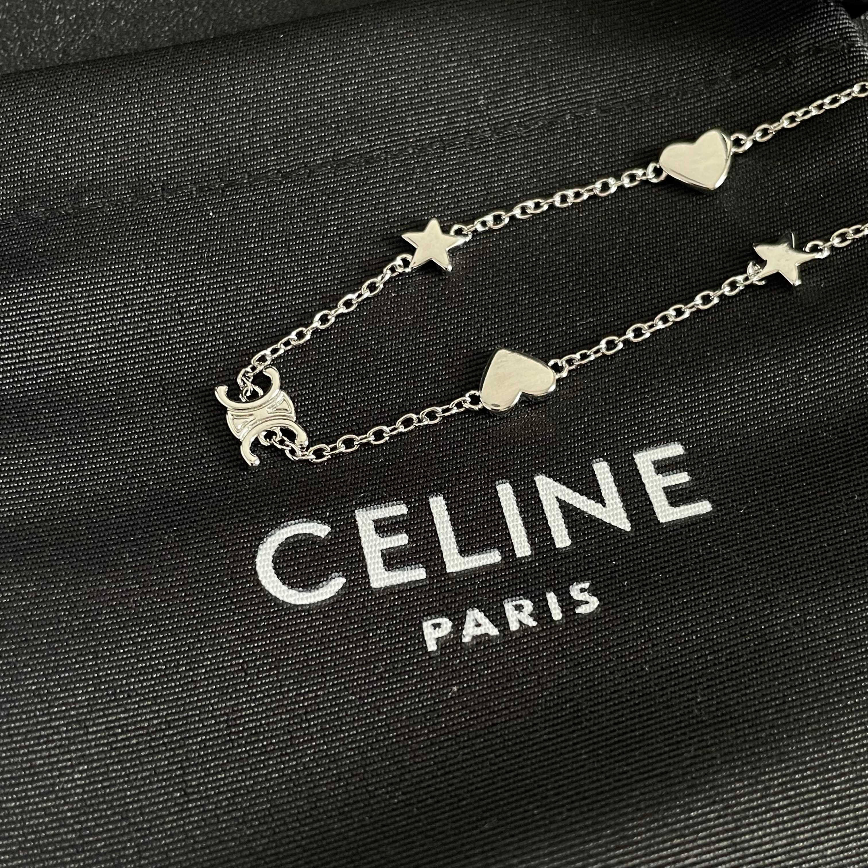  Celine 赛琳 项链 一直是简约时尚界的标杆大胆的设计 百看不厌▪️搭配起来更Fashion ✨.