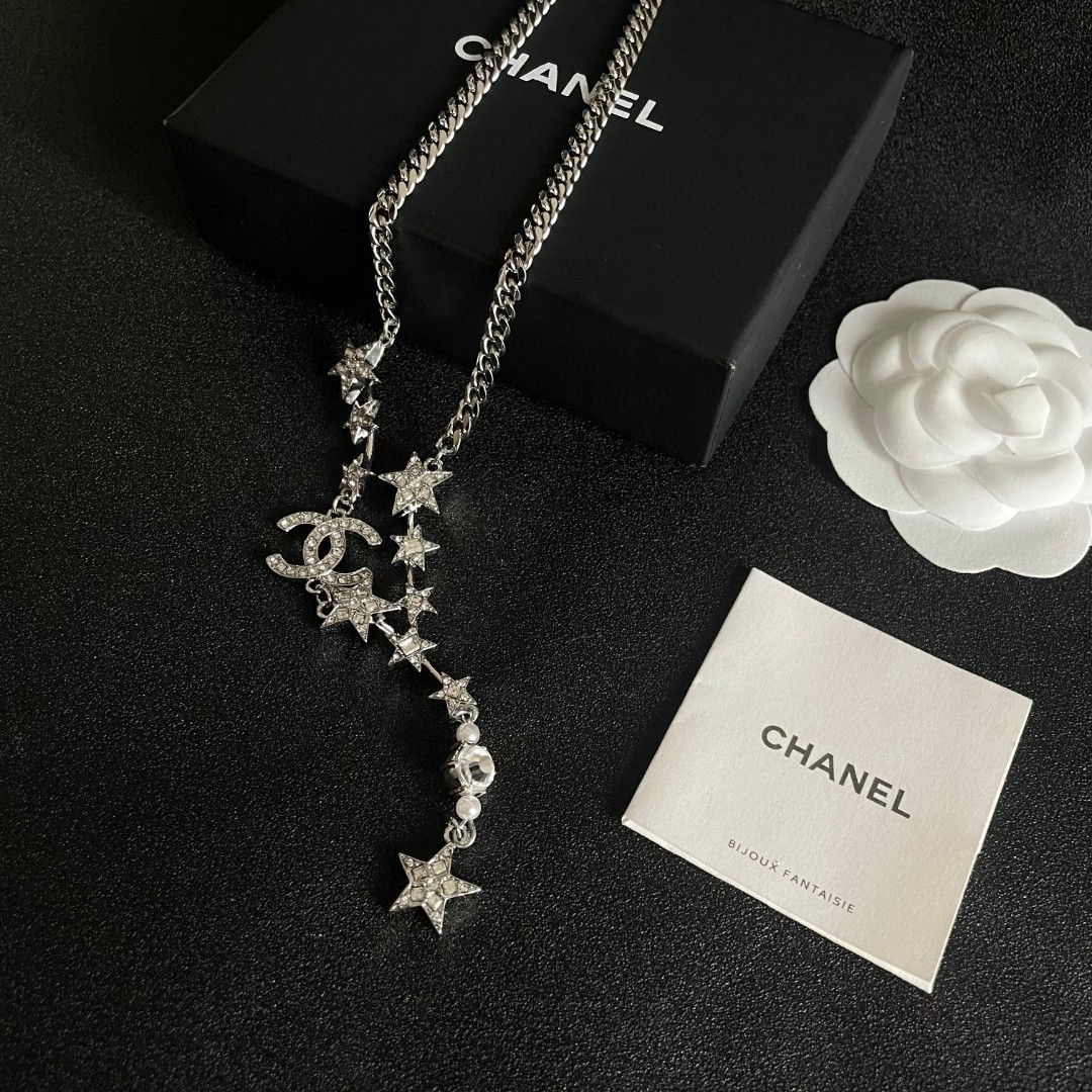  Chanel香奈儿 中古 字母项链👀小香家的款式真心无需多介绍😘🎶每一款都超好看，精致大方，非常显气质