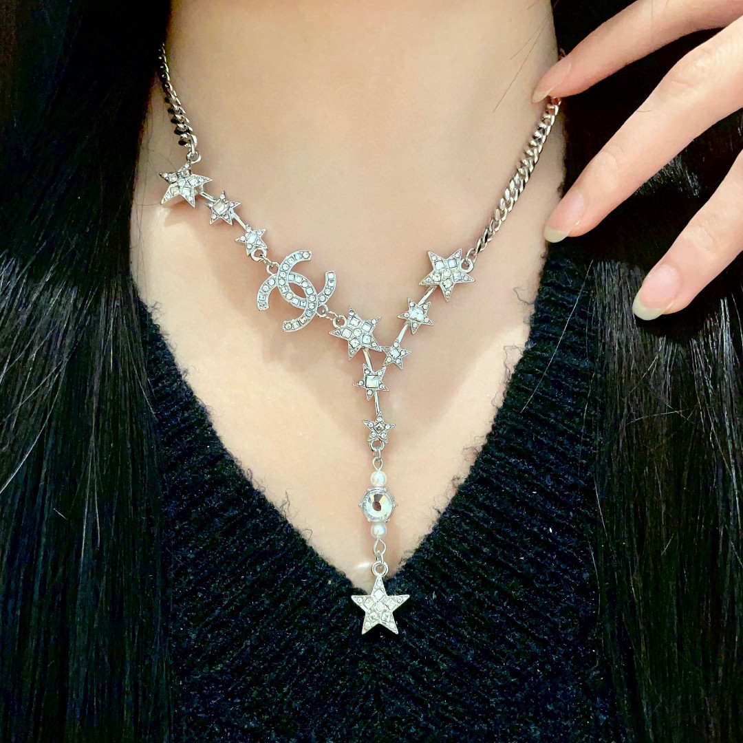  Chanel香奈儿 中古 字母项链👀小香家的款式真心无需多介绍😘🎶每一款都超好看，精致大方，非常显气质