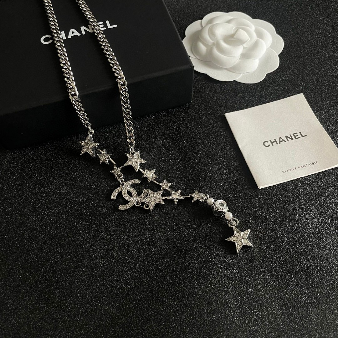  Chanel香奈儿 中古 字母项链👀小香家的款式真心无需多介绍😘🎶每一款都超好看，精致大方，非常显气质