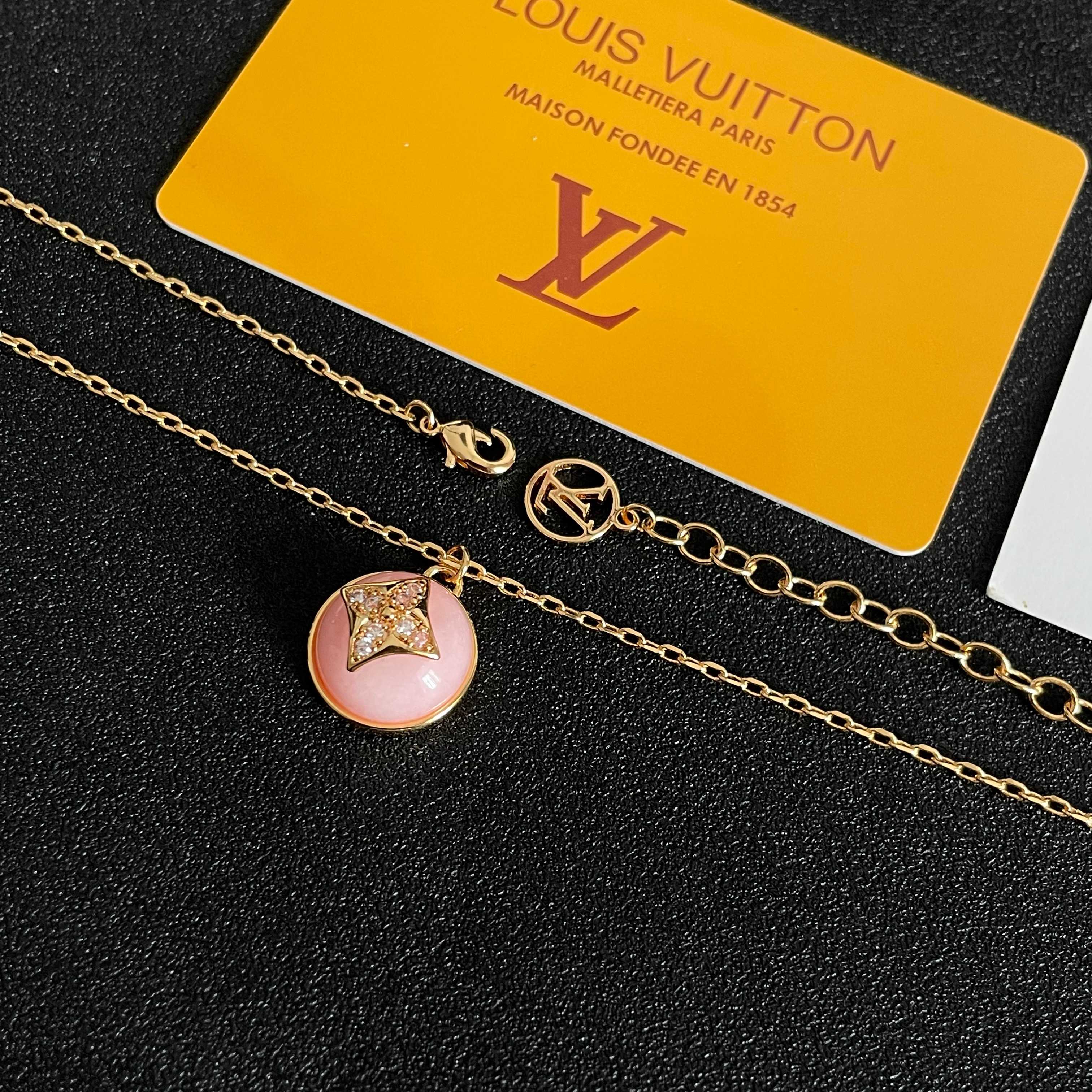 💥💥Louis Vuitton 路易威登 设计独特 (用LV经典之作图形理念)👋好看🧚‍♀️项链 超级无
