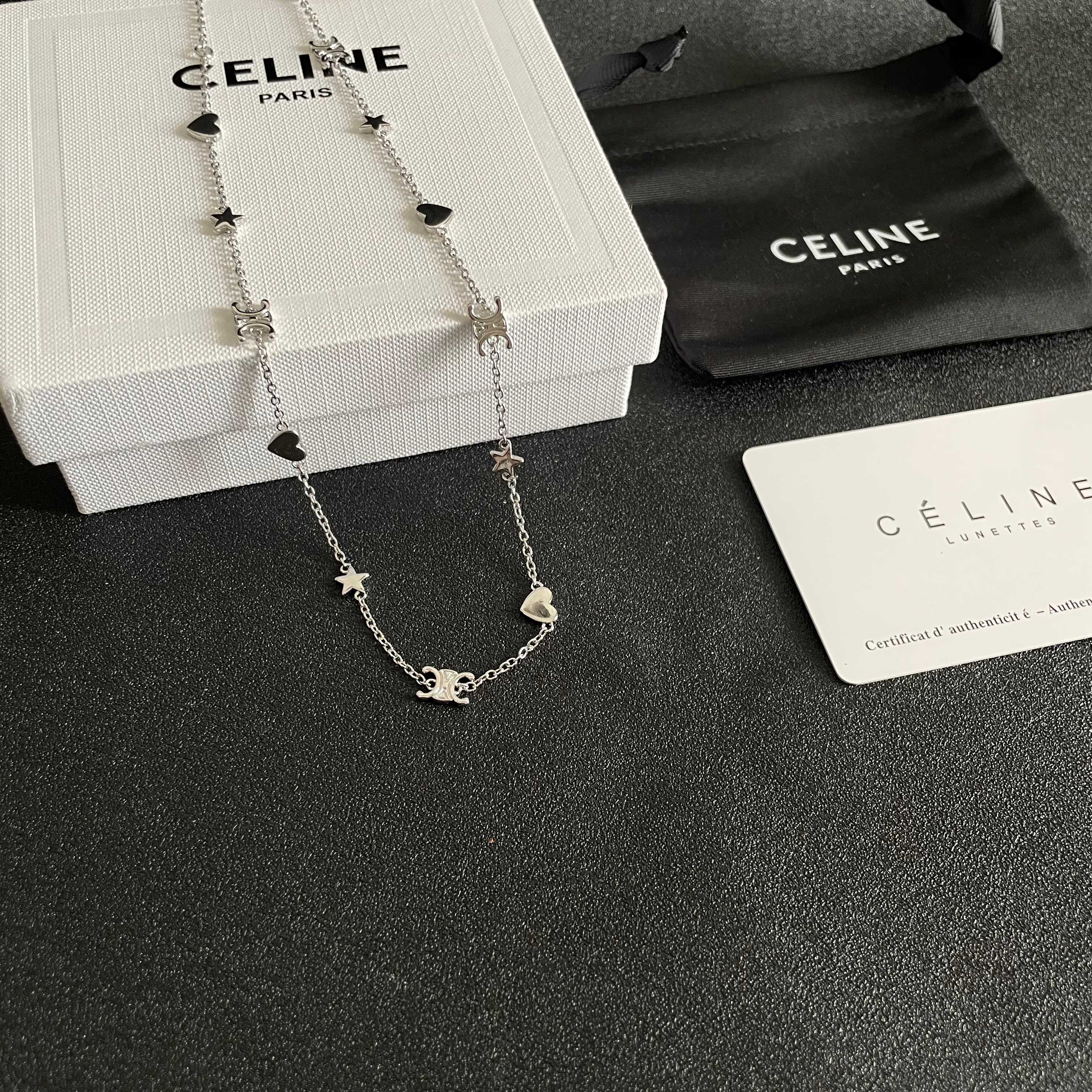  Celine 赛琳 项链 一直是简约时尚界的标杆大胆的设计 百看不厌▪️搭配起来更Fashion ✨.