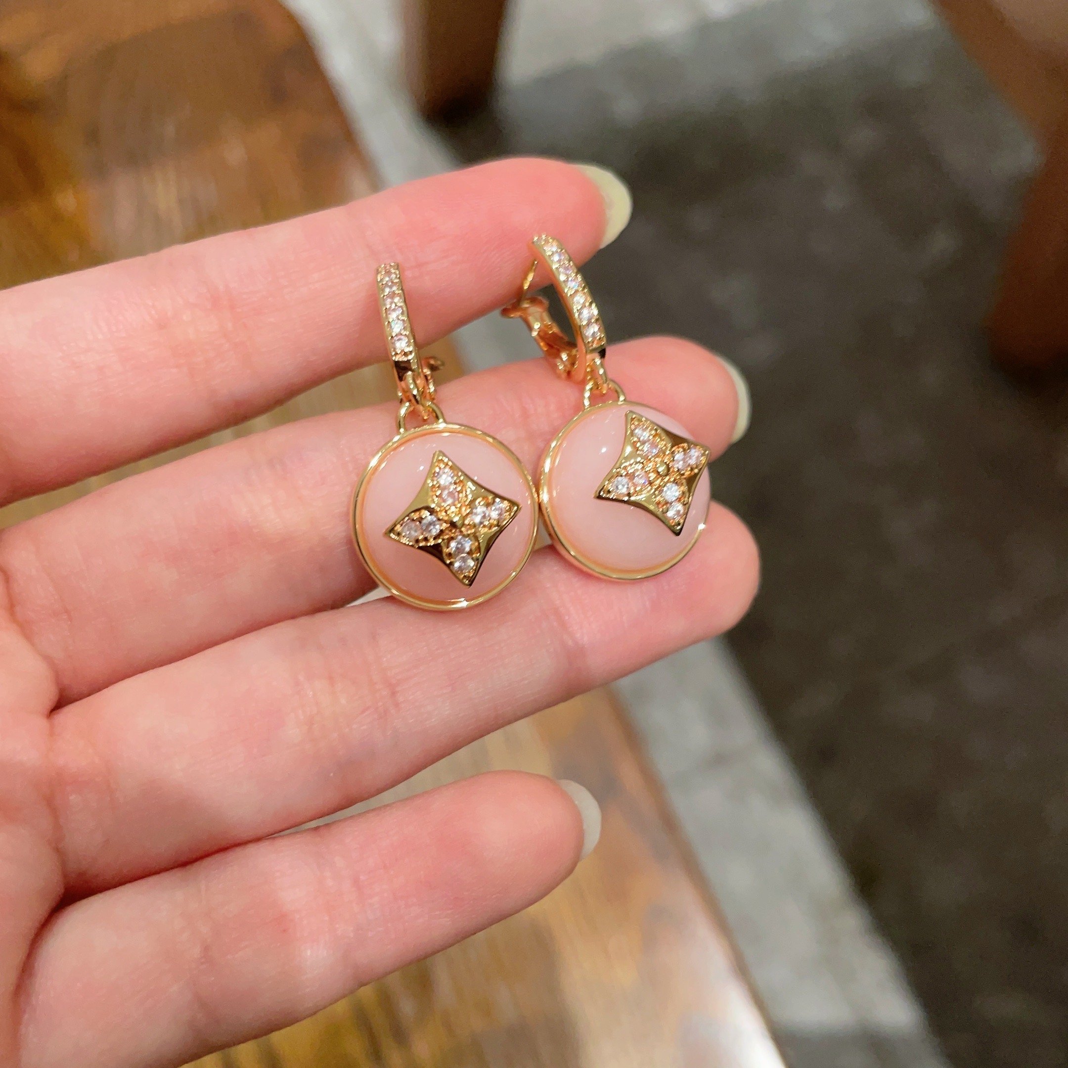 👑Lv 路易威登 2025年早春新品耳钉 经典老花耳环 超精工cnc工艺技术 上身美美哒 特别适合夏日搭
