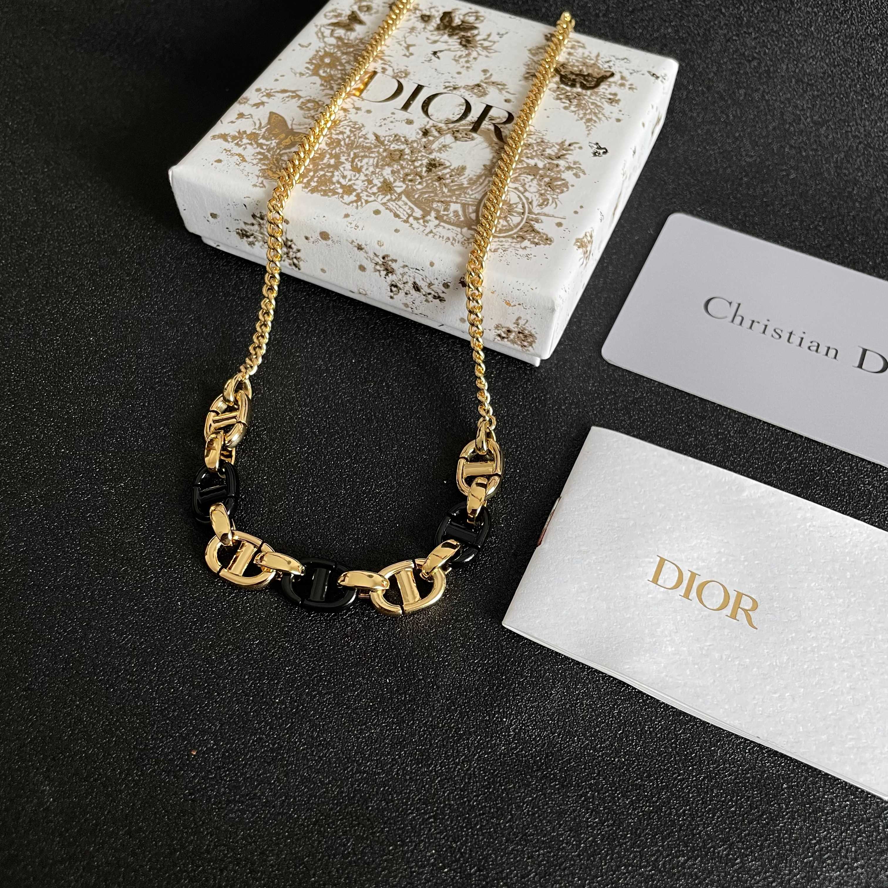  迪奥CD项链
标志性饰以饰面金属“CD”标志，垂于耳后！CD以珐琅工艺制作而成 （色彩)五金配件 黄铜
