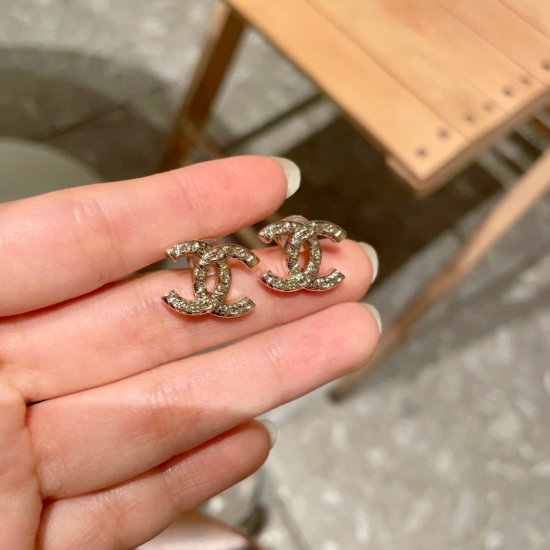  Chanel香奈儿 中古 双C耳钉👀原版复刻logo 小香家的款式真心无需多介绍😘🎶每一款都超好看，精