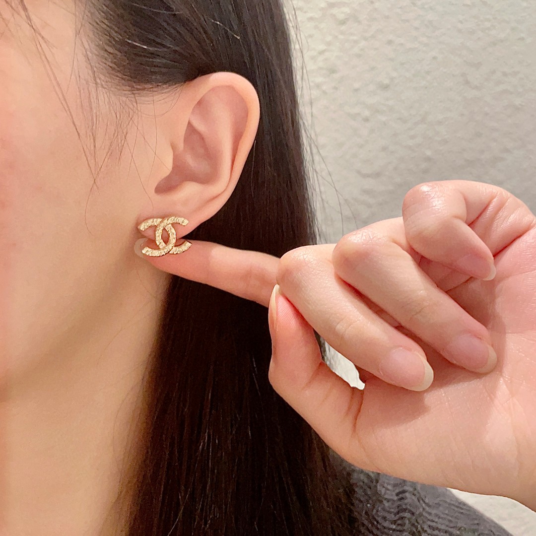  Chanel香奈儿 中古 双C耳钉👀原版复刻logo 小香家的款式真心无需多介绍😘🎶每一款都超好看，精