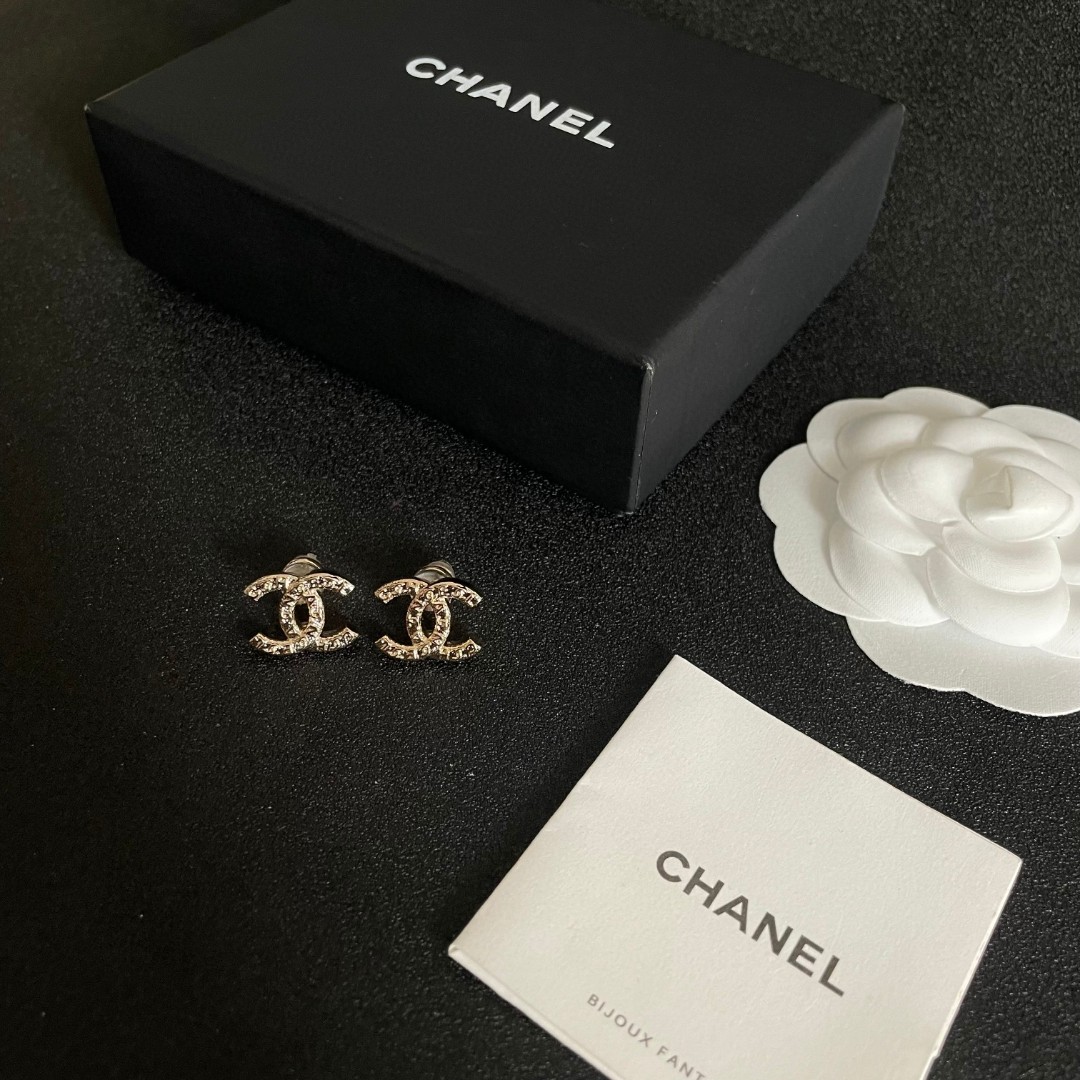  Chanel香奈儿 中古 双C耳钉👀原版复刻logo 小香家的款式真心无需多介绍😘🎶每一款都超好看，精